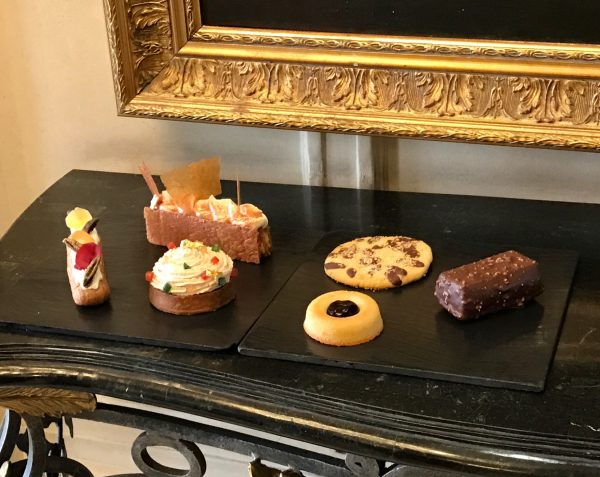 teatime-dukes-bar-patisseries